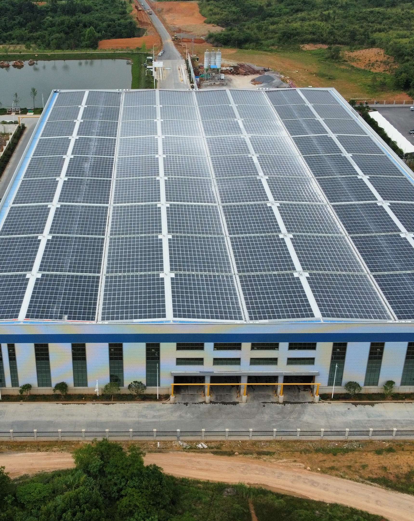 2022年4月，安徽池州汇成物资4MW光伏发电BIPV项目，年发电约400万度，满足约40%用电需求.jpg